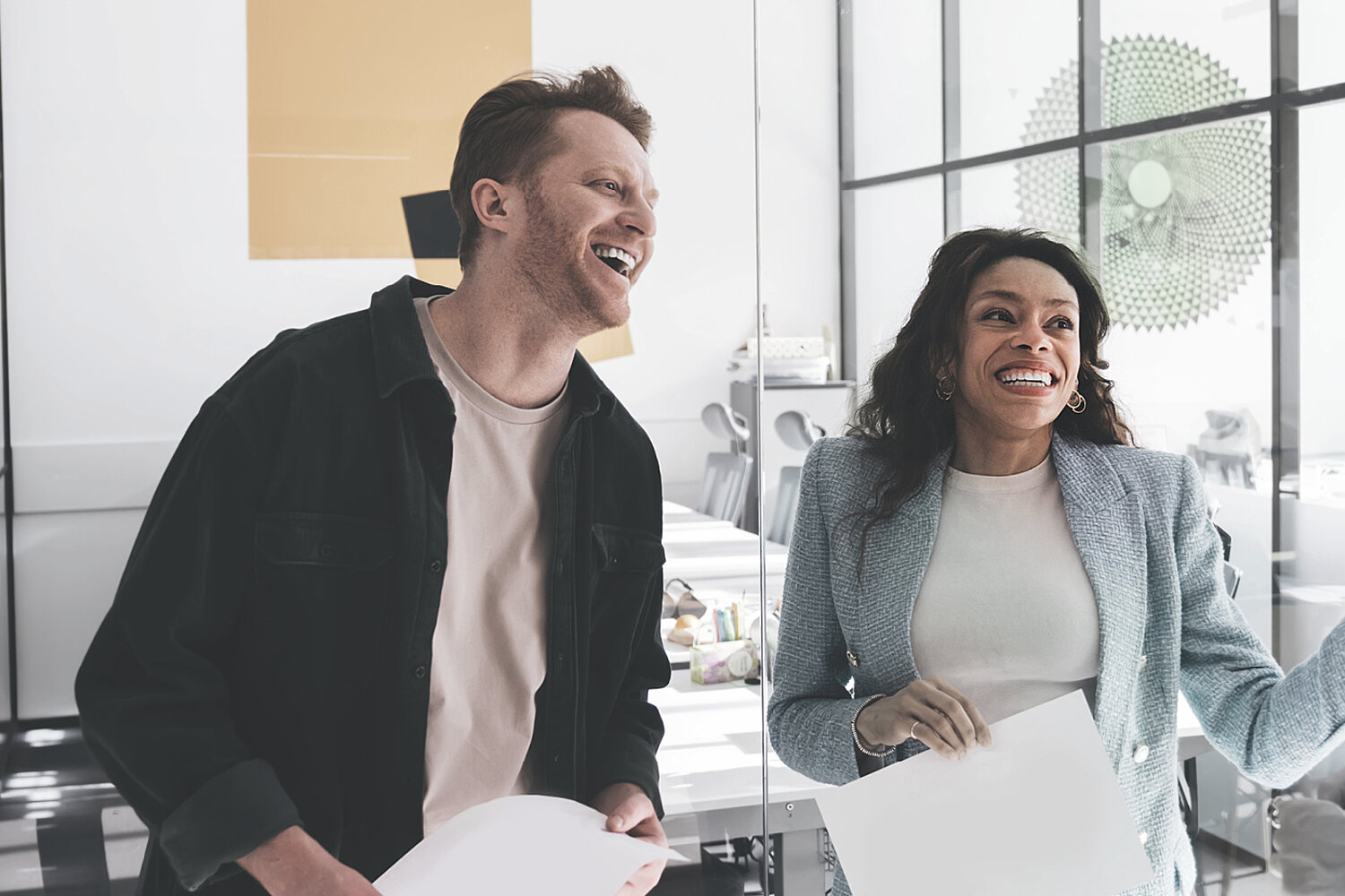 Mehrere Personen in einem Unternehmen, die sich über gelungenes Recruiting freuen.